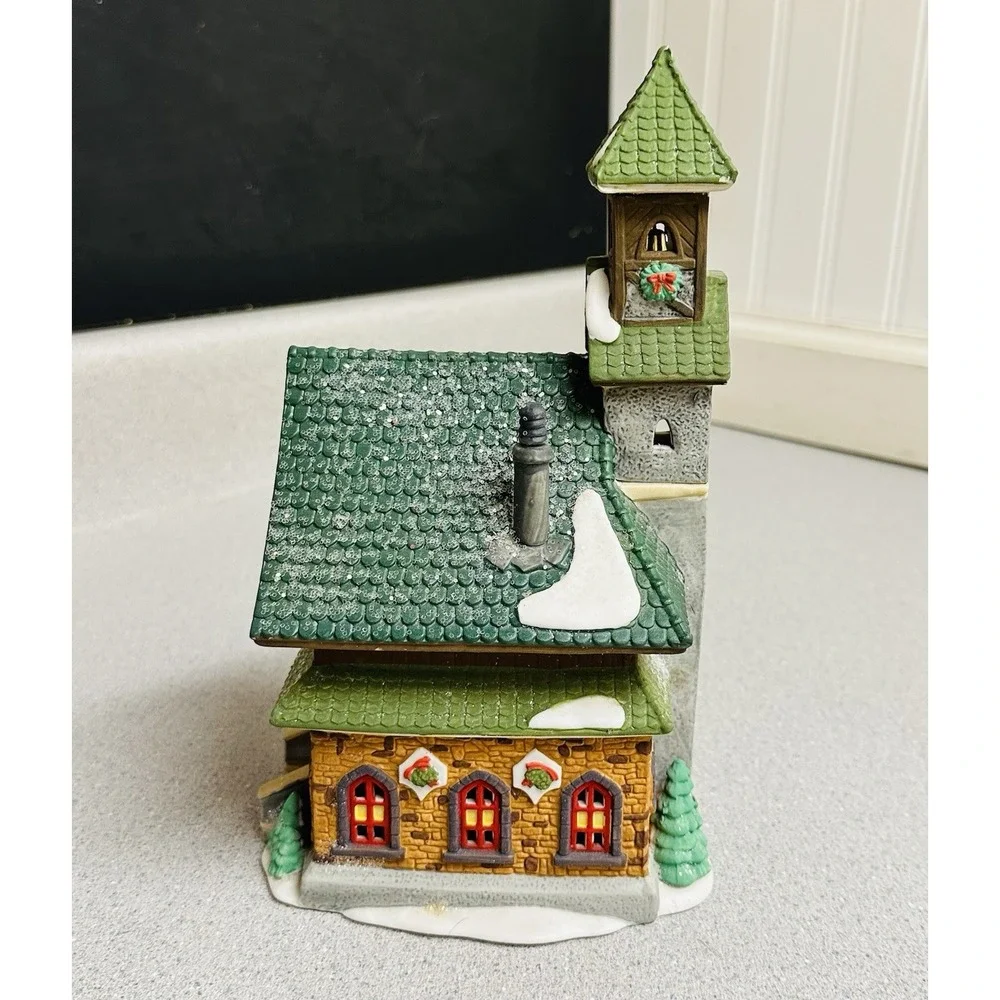 Dept 56 North Pole Series North Pole Chapel #5626-0 Heritage Village Retired